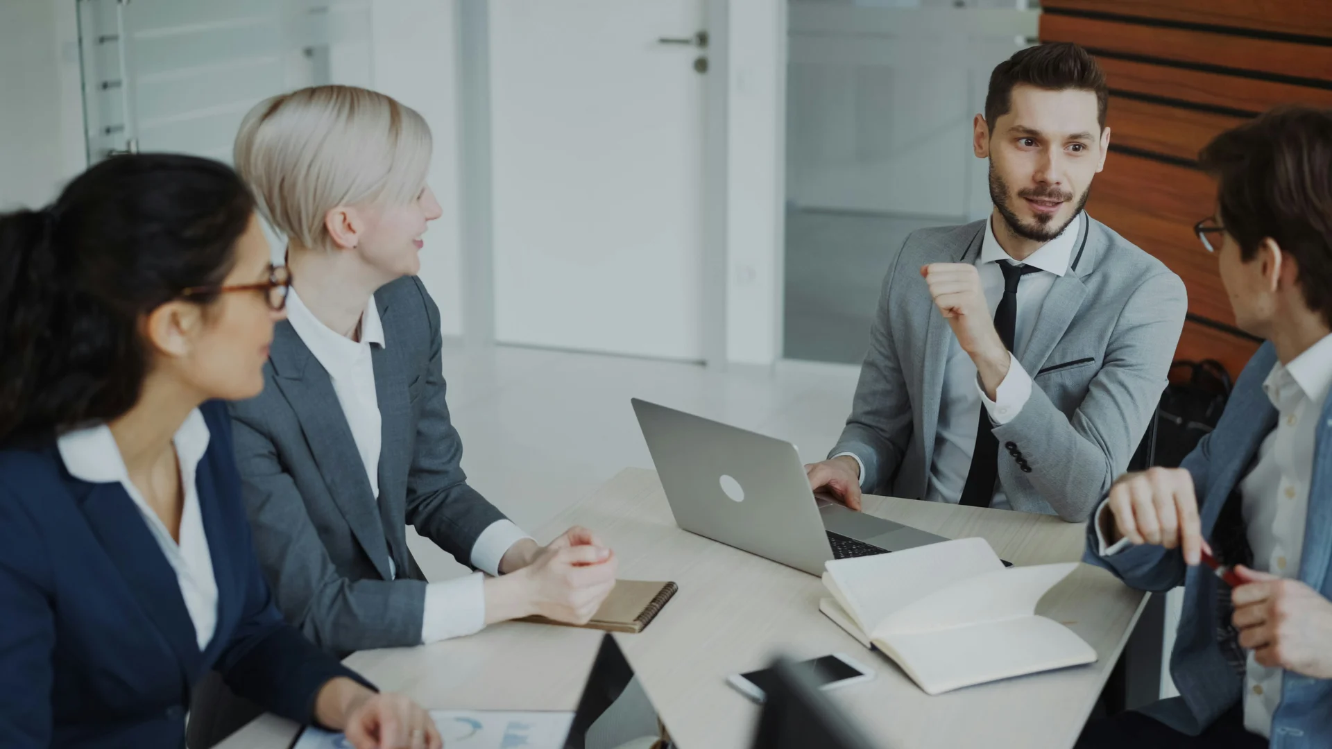Equipo profesional reunido alrededor de una mesa
